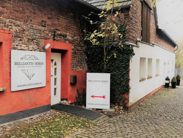 Werbeschilder für Brilliantes Hören
