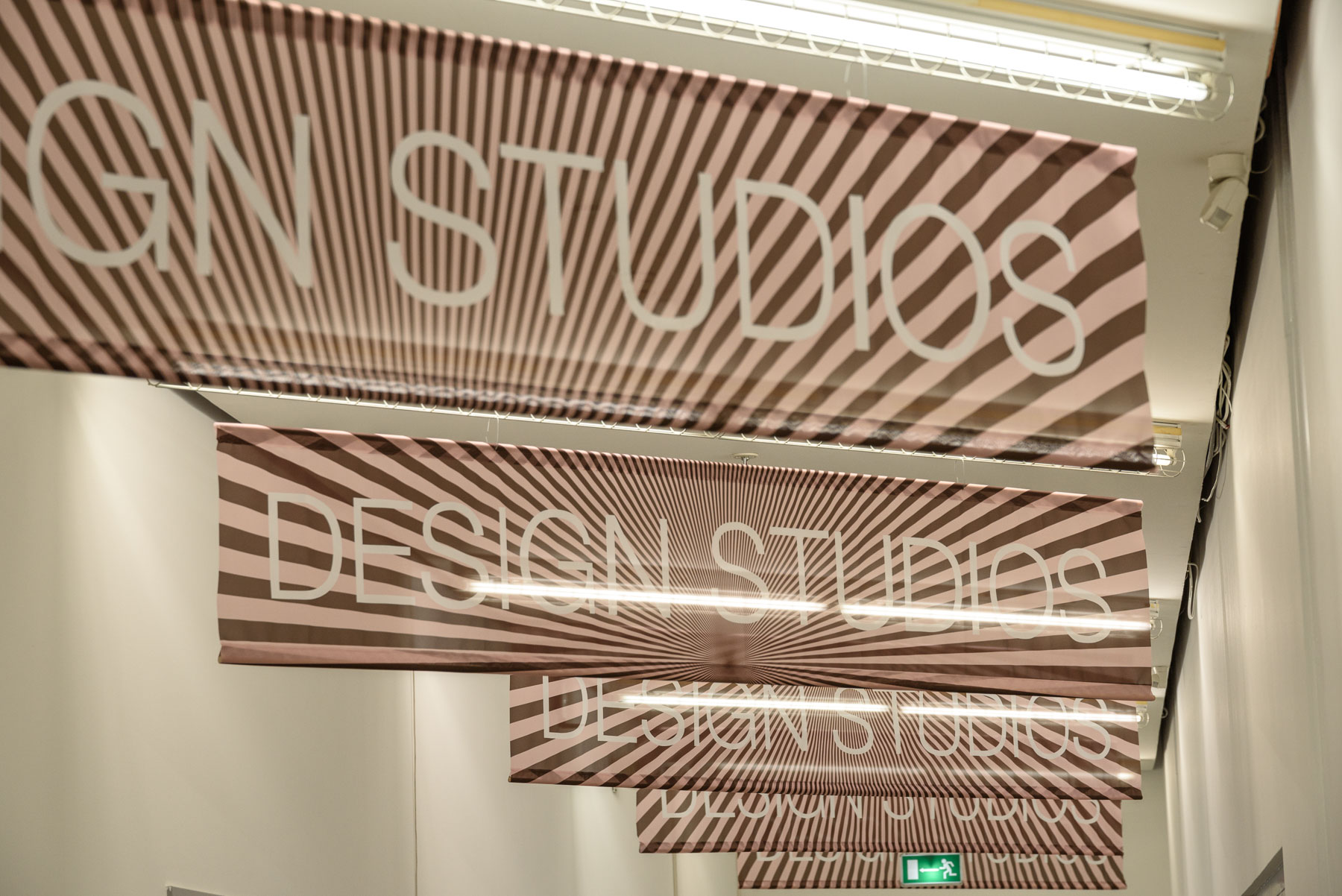 Banner als Deckenabhänger für Event, Ausstellung, Shop oder Messe der KBZ Werbetechnik in Köln.