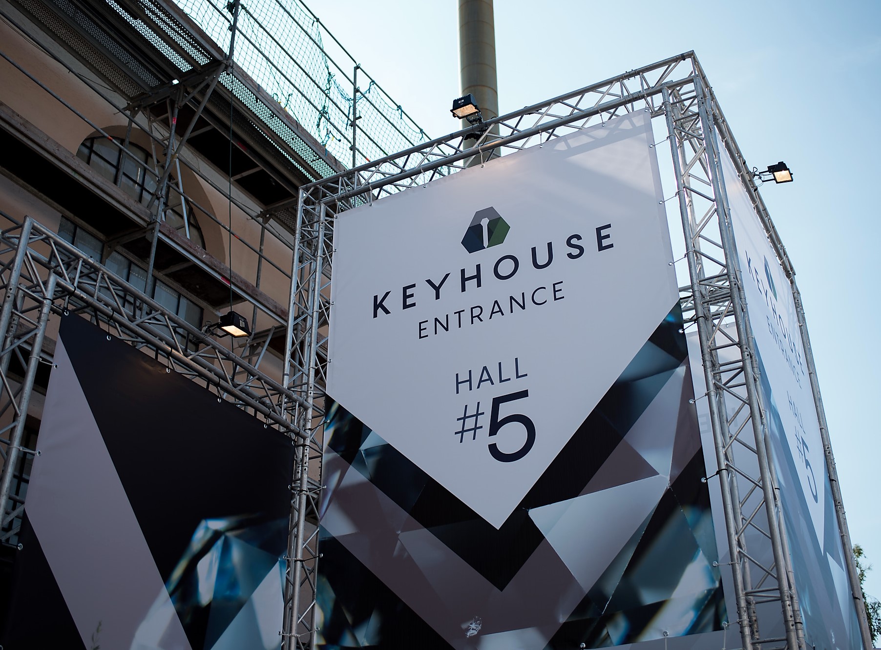 Riesenbanner für Messe und Event - perfekt montiert vom Kölner Team der KBZ Werbetechnik