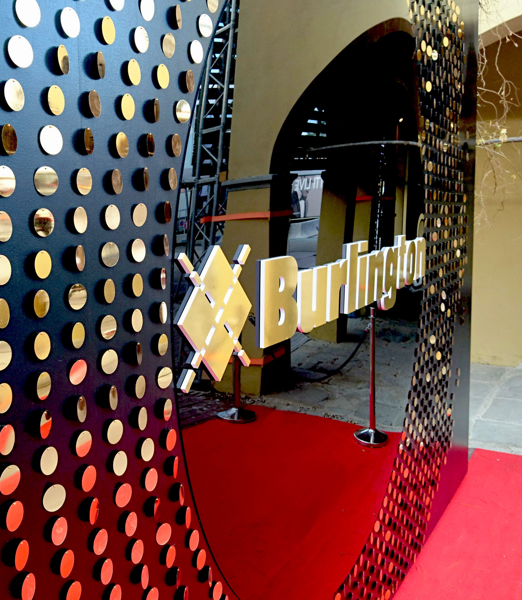 Gefräste Goldplättchen und 3D Logo auf schwarz-glänzendem Acryl. Ein beeindruckendes Event-Branding aus dem Hause KBZ Werbetechnik in Köln.