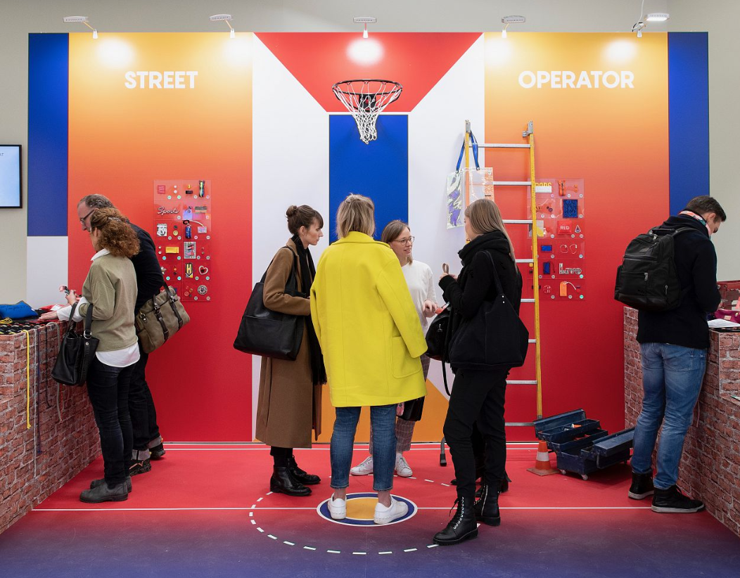 Floor Graphics als Spielfeld. Bodenaufkleber in Bestform. Aus dem Hause KBZ Werbetechnik in Köln