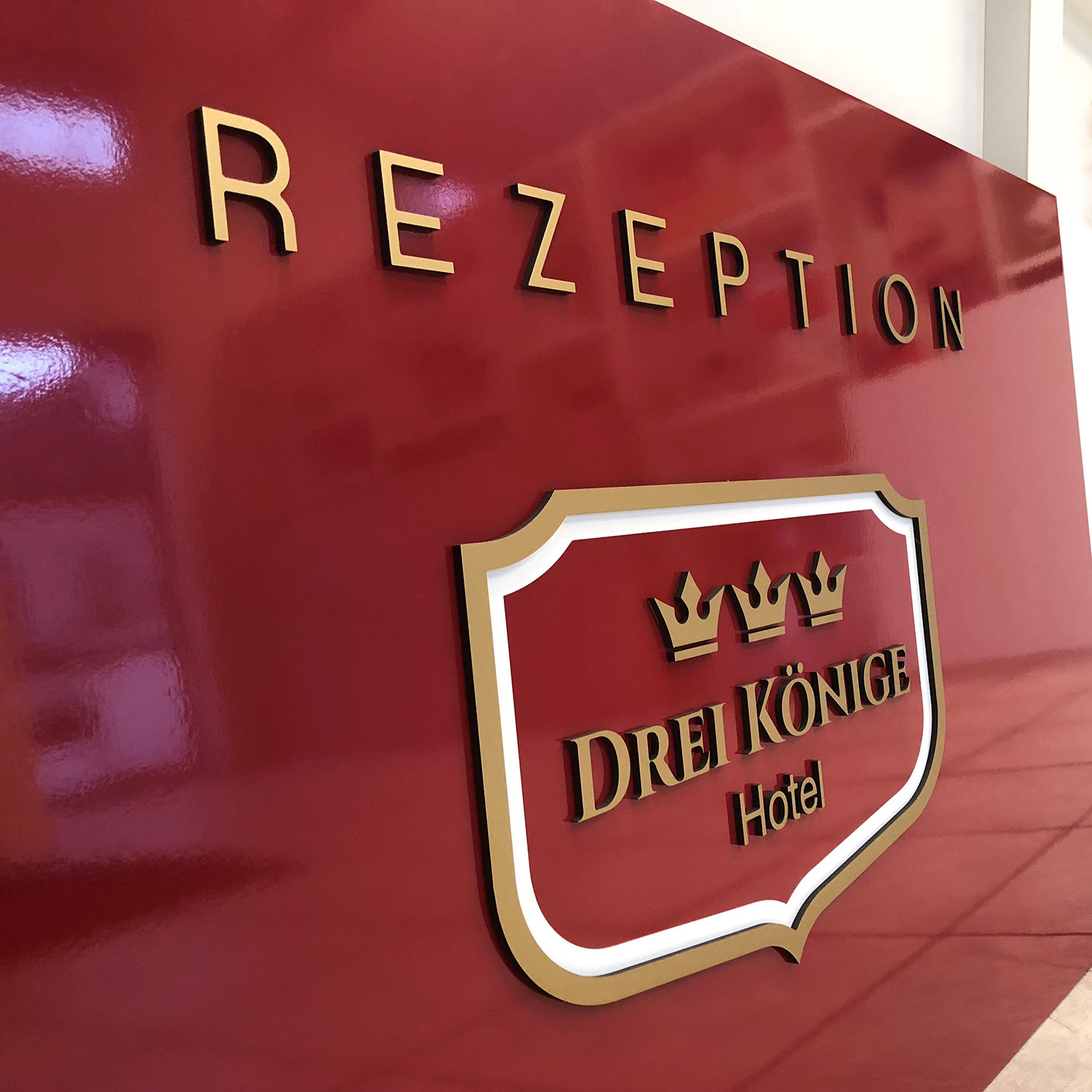 Beispielbilde eines Rezeptions-Schildes für den Setauvbau einer Film- und Fernsehproduktion, gefertigt von der KBZ Werbetechnik in Köln