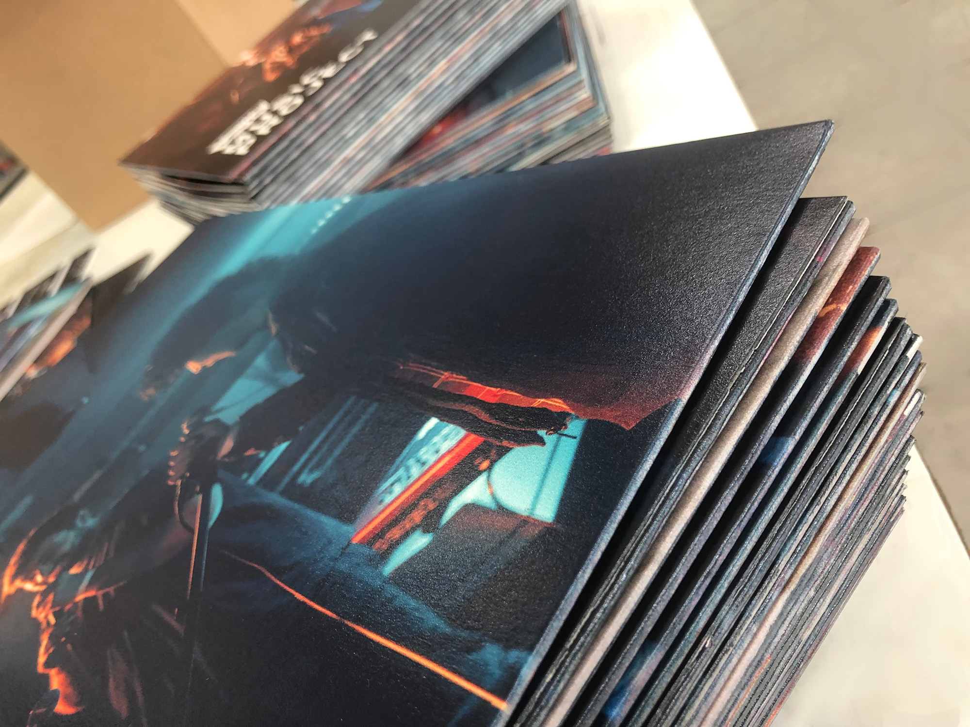 Filmrequisiten: Realistische Fake-Vinylcover für Film & Fernsehen