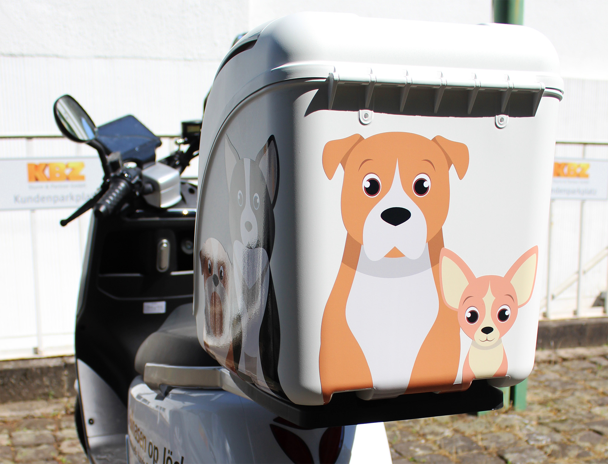 Aufmerksamkeitsstarke Werbung ist auch auf Motorroller möglich, wie die Beispielreferenz der KBZ Werbetechnik in Köln zeigt.