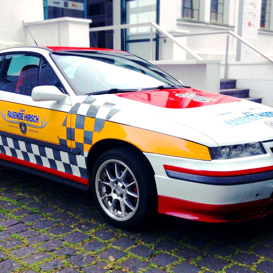 Filmreifes Fahrzeugdesign: „Der rasende Hirsch“ – Autofolierung für TV-Produktionen