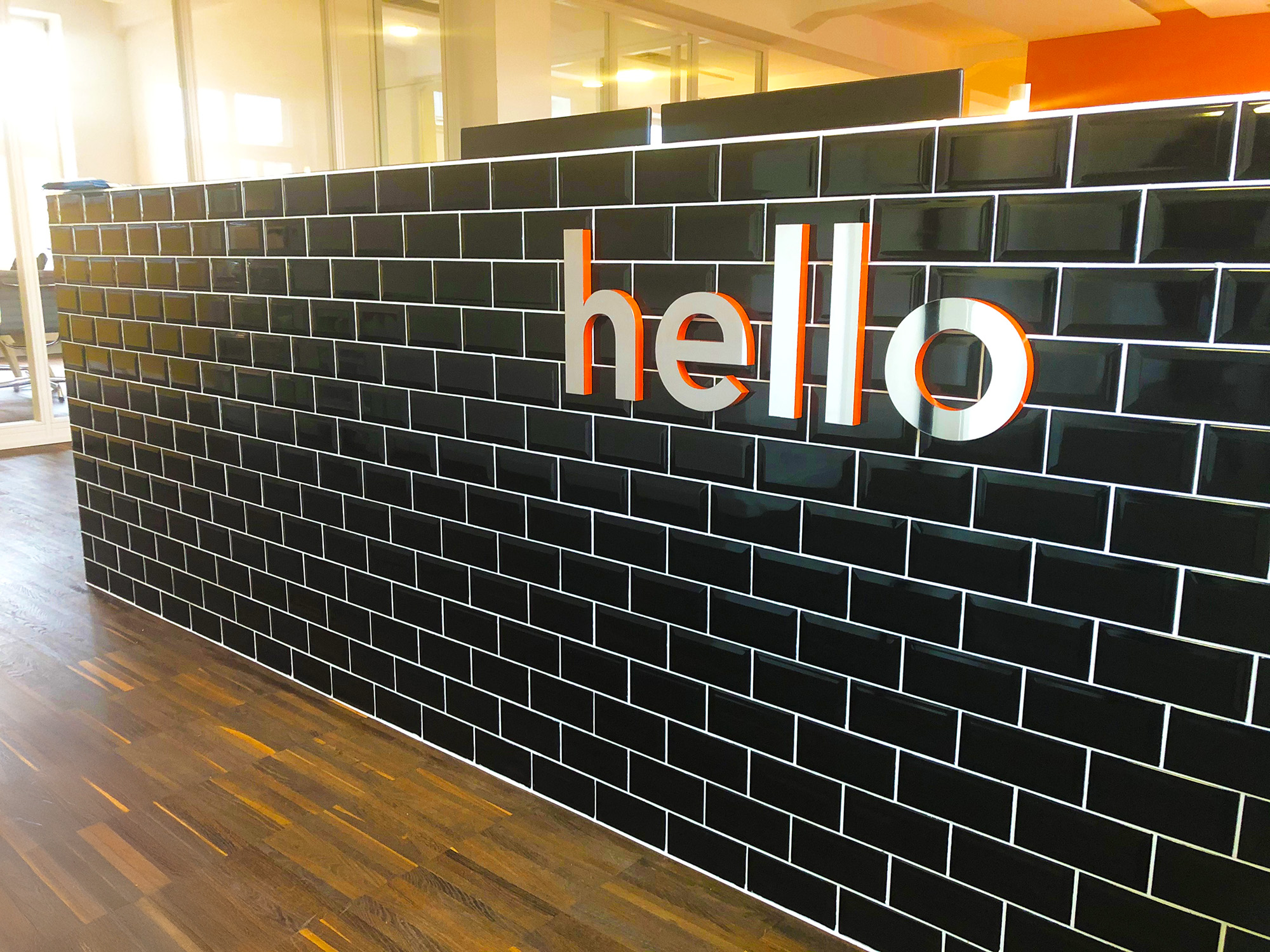 3D-Wandschrift „hello“ – Stilvolle Begrüßung in moderner Kanzlei - gefertigt von der KBZ Werbetechnik in Köln
