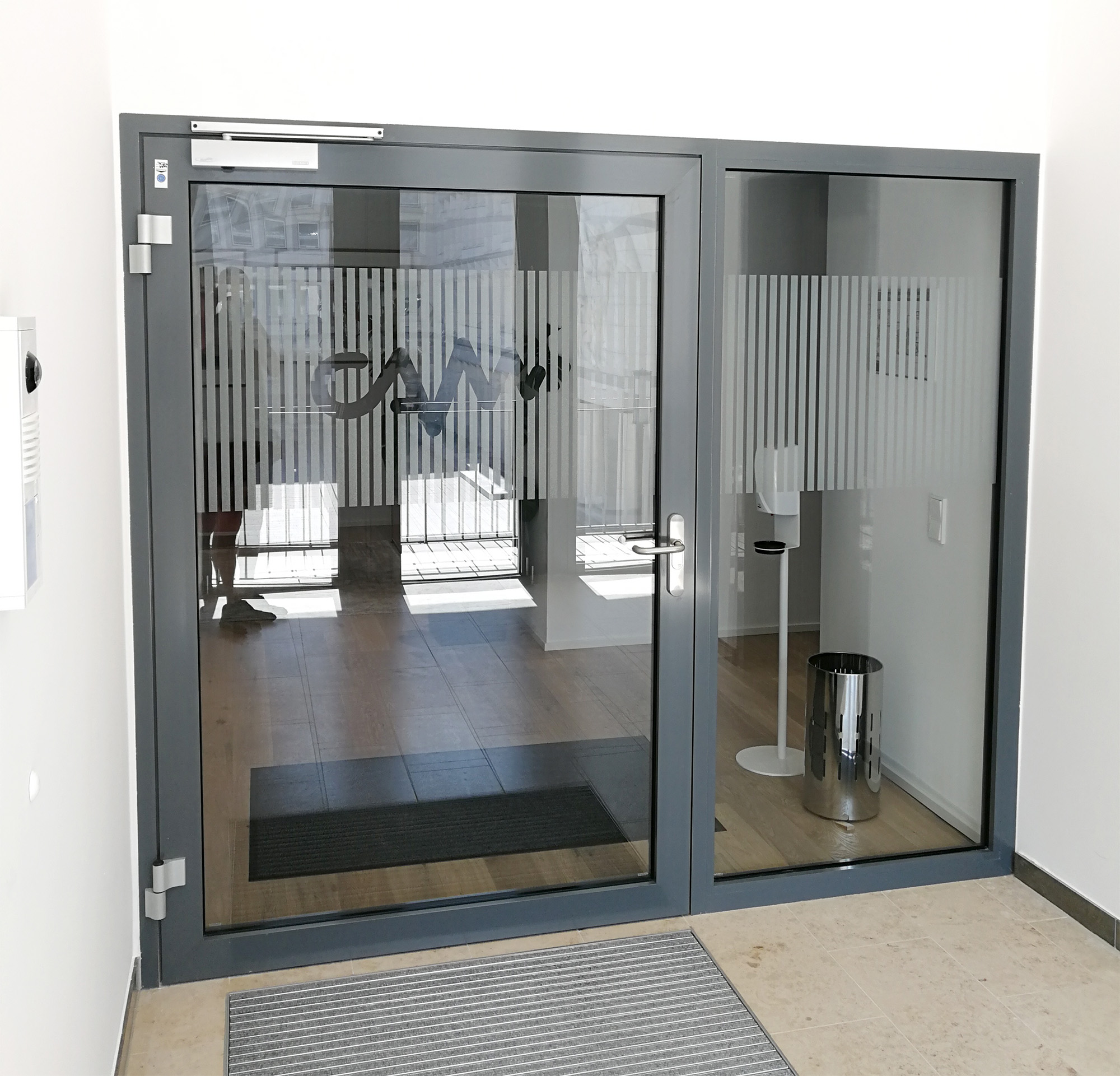 Glasfolierung für Büro, Praxen, Kanzleien, Restaurants und Hotellerie ebenso wie für Privatgebäude von der KBZ Werbetechnik in Köln