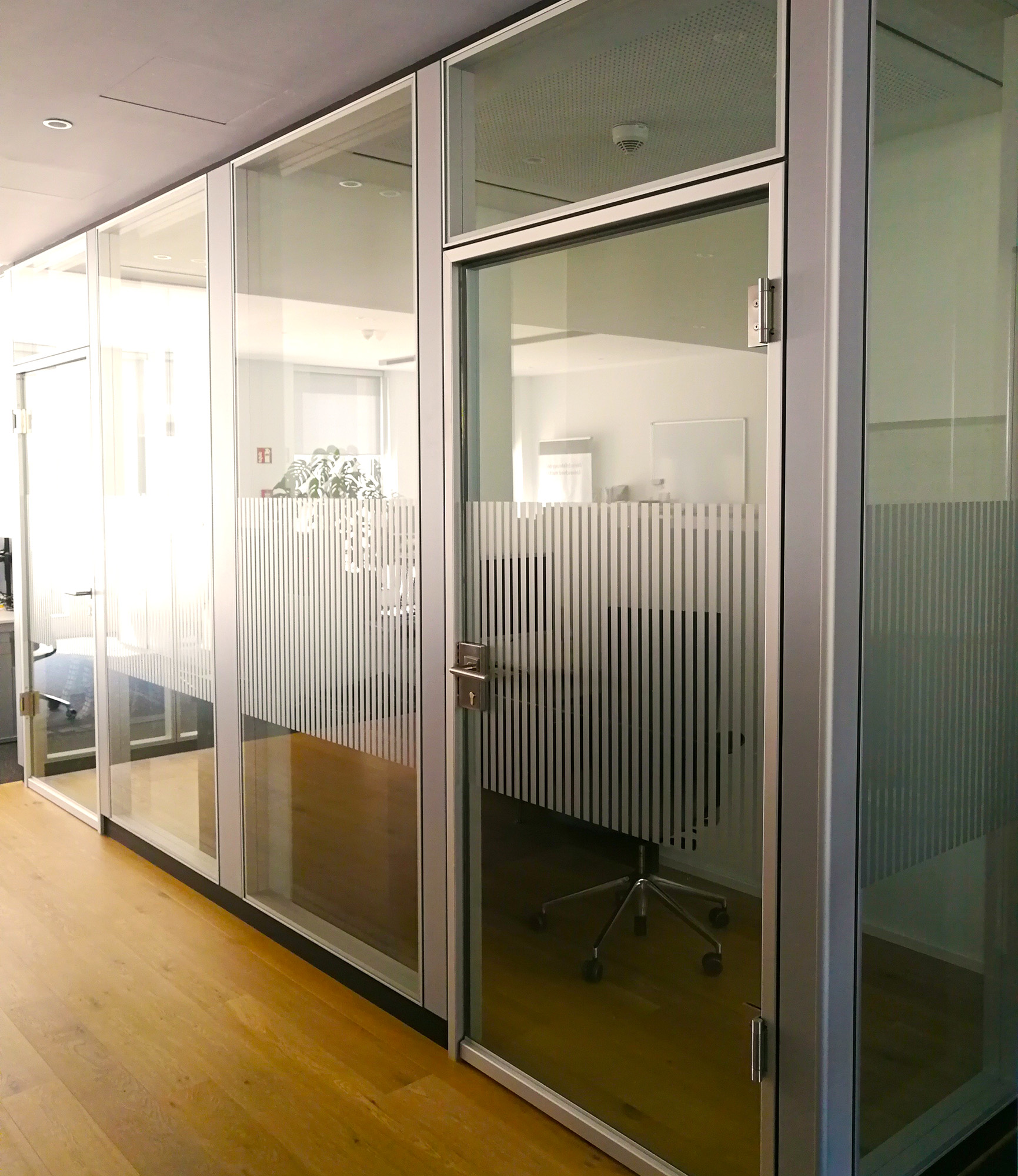 Plot Glasdekor Master Etched Streifendesign von der KBZ Werbetechnik in Köln