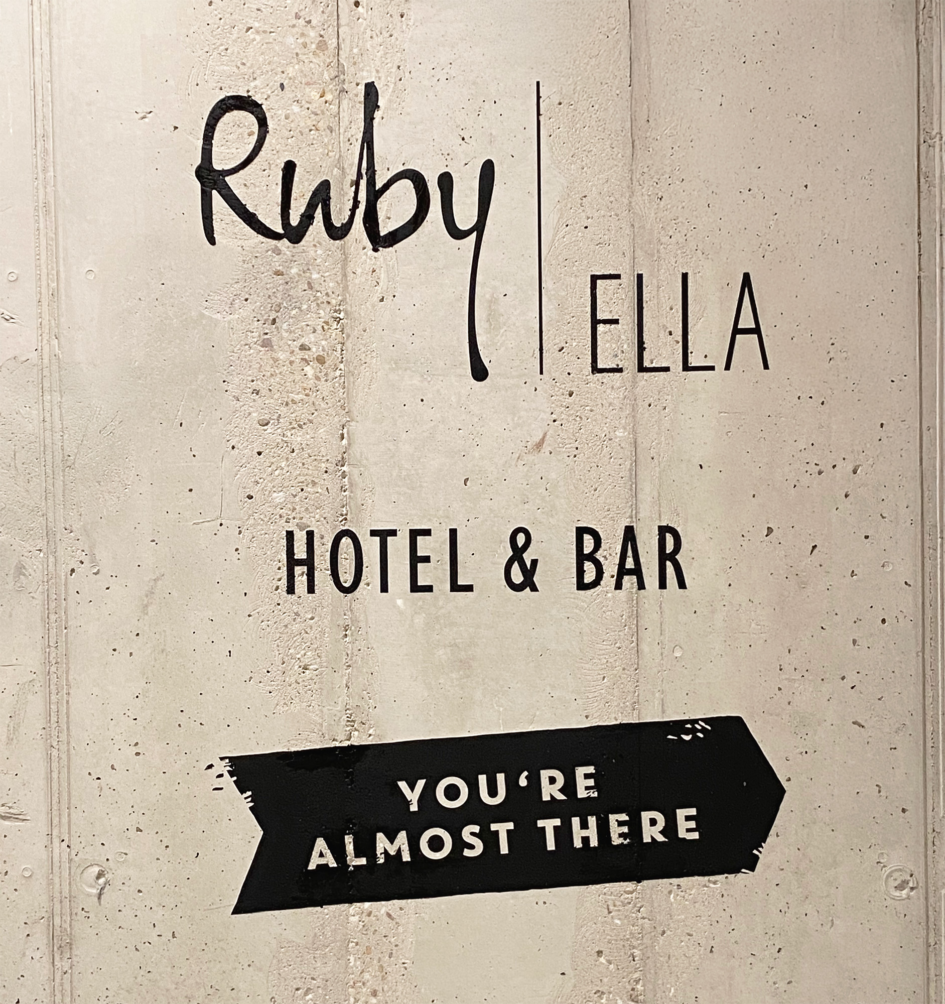 Hotelbeschriftung im coolen Look. Beispielfoto von Folienmotiven auf Beton-Untergrund