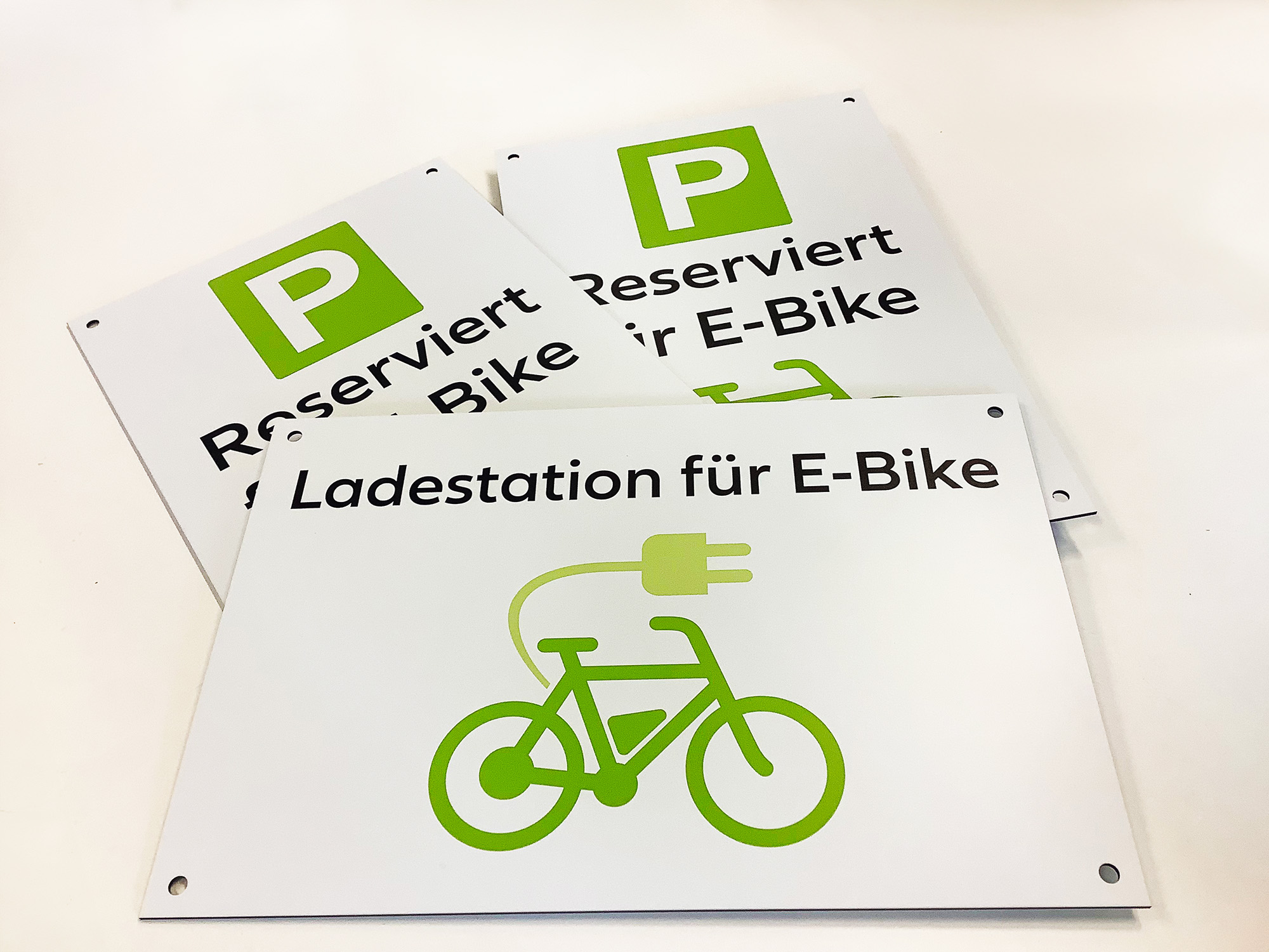 Park-, Reservierungs- oder Verbotsschilder fertigt die KBZ Werbetechnik in Köln auch individuell für Sie, wie hier im Beispielbild.