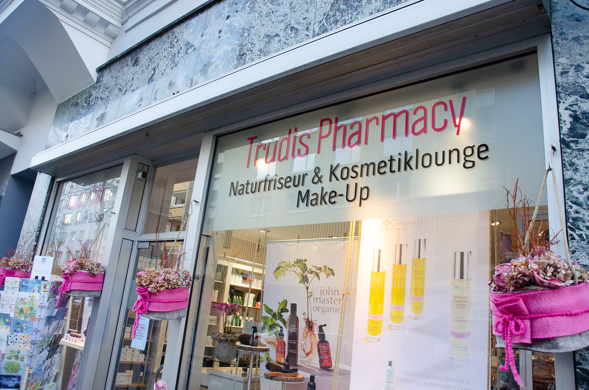 Sichtschutzfolie in Milchglasoptik gemeinsam mit Kundenlogo für das Schaufenster - hier ein Beispielbild der KBZ Werbetechnik