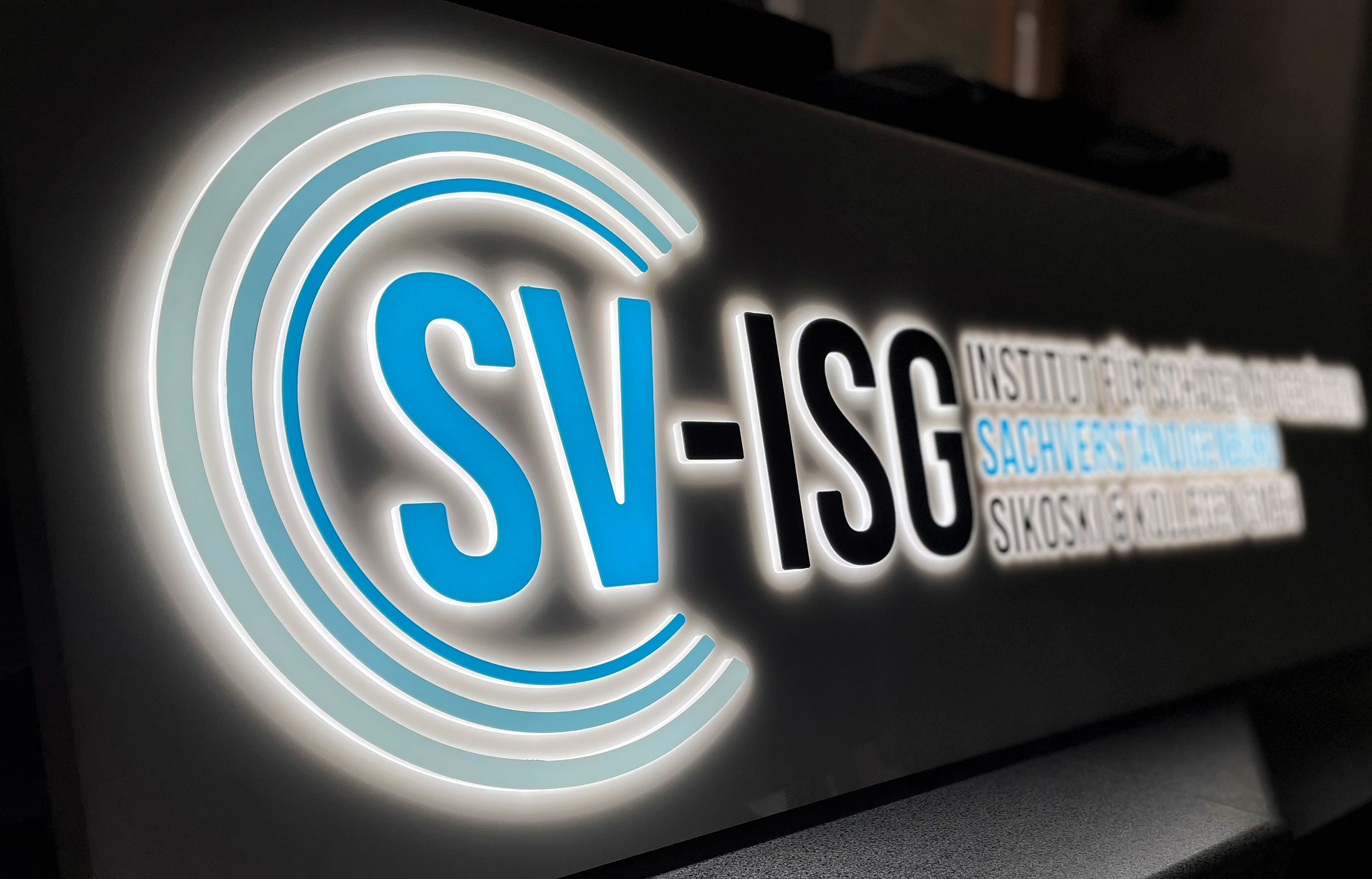 Individuelle Lichtwerbung nach Maß – Konzeption, Fertigung & Montage aus einer Hand durch die KBZ Werbetechnik in Köln