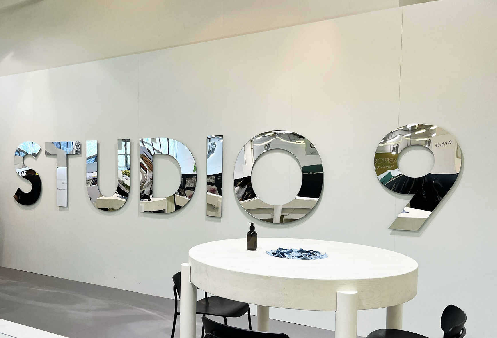 Das Beispielbild der KBZ Werbetechnik in Köln zeigt die gelungene 3D-Logo-Umsetzung mit spiegelnden Buchstaben und Ziffern.