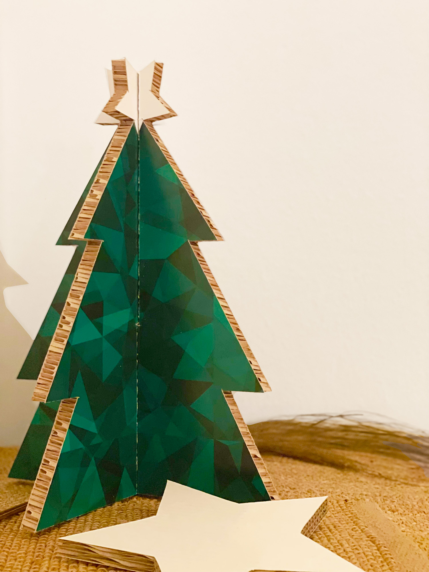 Beispielbild Tannenbaum bedruckt und gefräst. Nachhaltig aus Reboard-Wabenkarton-Material.