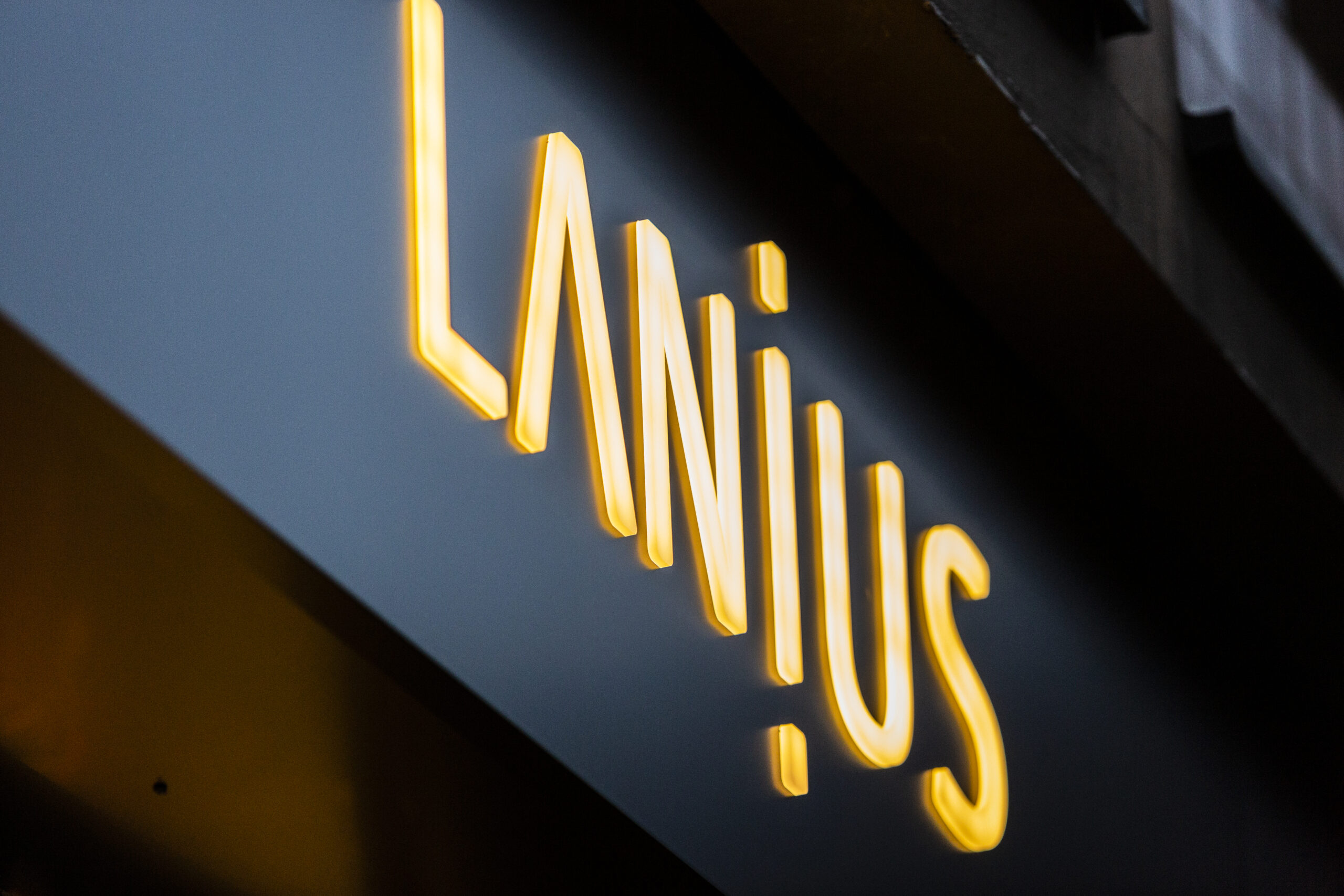 Tolle Referenz gelungener Außenbeschilderung: die Leuchtwerbung für Lanius durch die KBZ Werbetechnik Köln