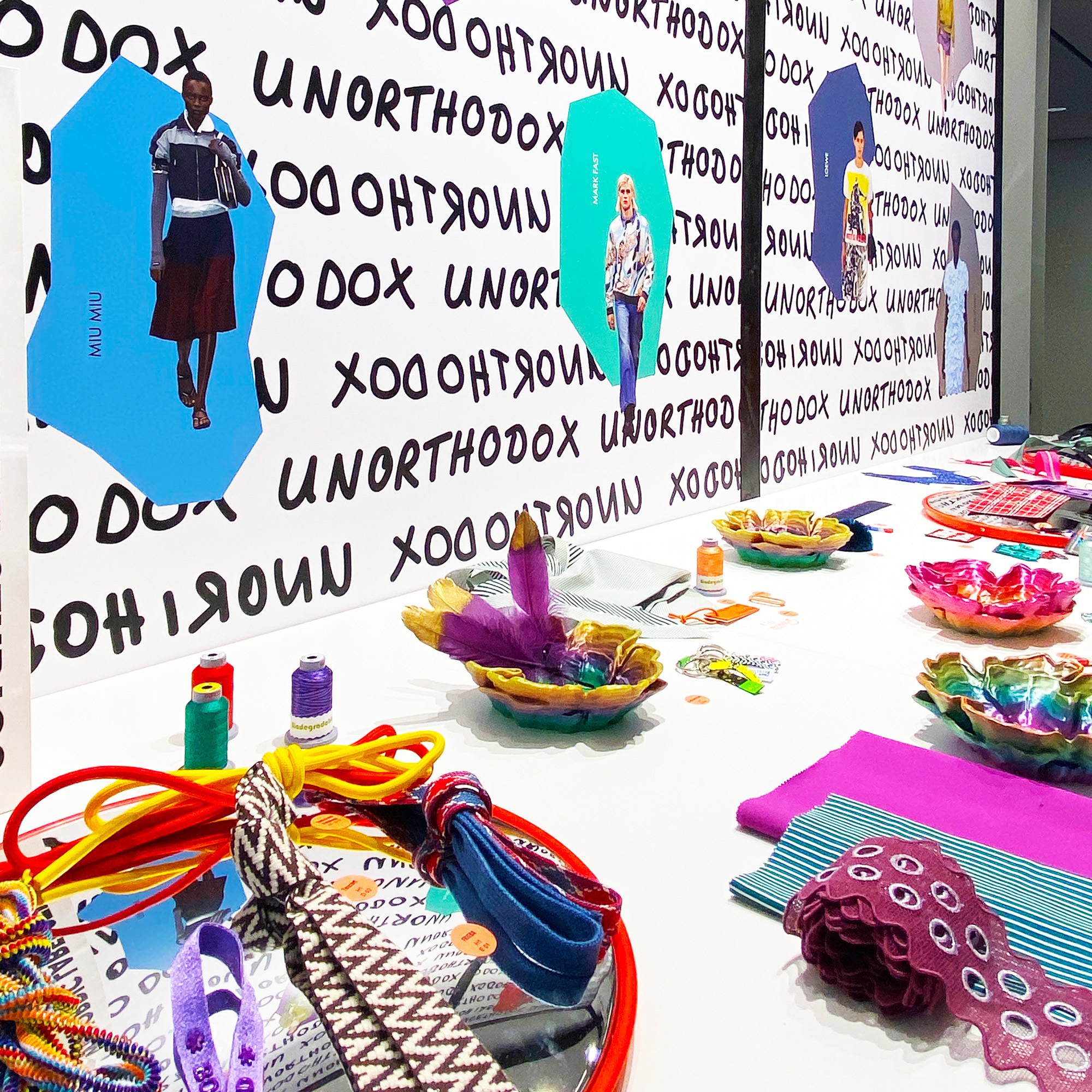 Unorthodoxer Look auf der Munich Fabric Start – Folierung & Messebeschriftung made by KBZ in Köln Nippes