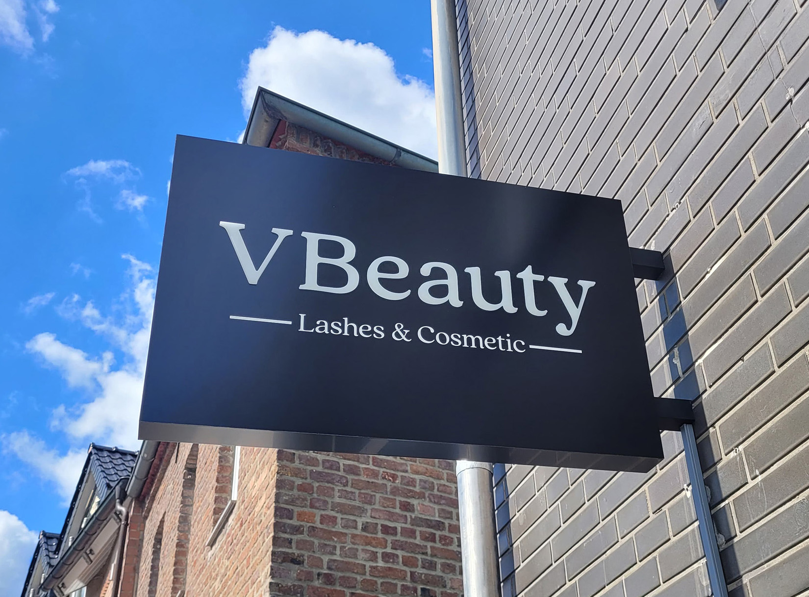 Hochwertiges Ausleger-Schild für Kosmetikstudio – VBeauty in Neuss