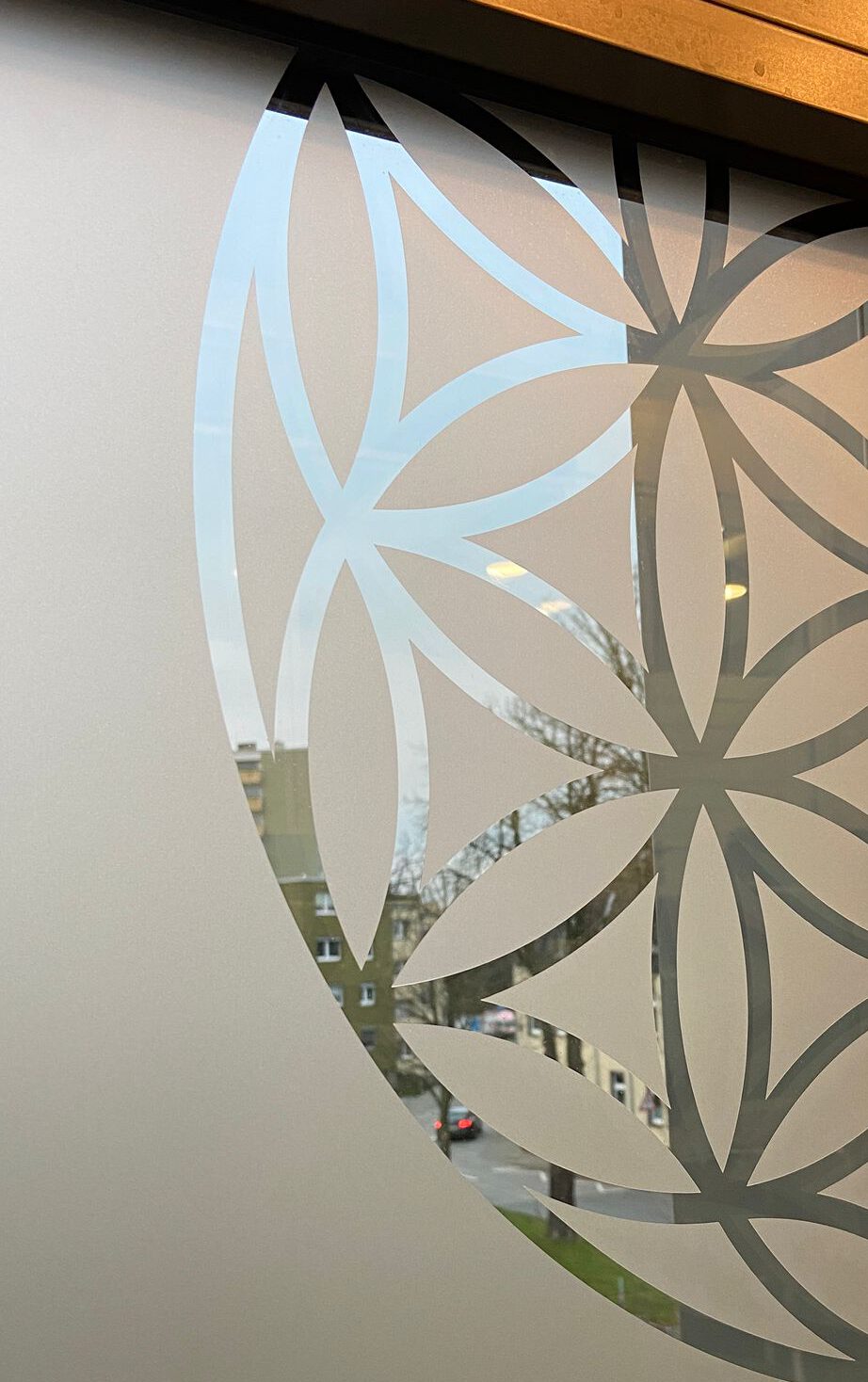 Milchglasfolie mit Ornamenten, Streifen und sämtlichen Mustern im Negativplot, hier im Beispielbild der KBZ Werbetechnik, Ihrer Werkstatt für Werbethemen in Köln