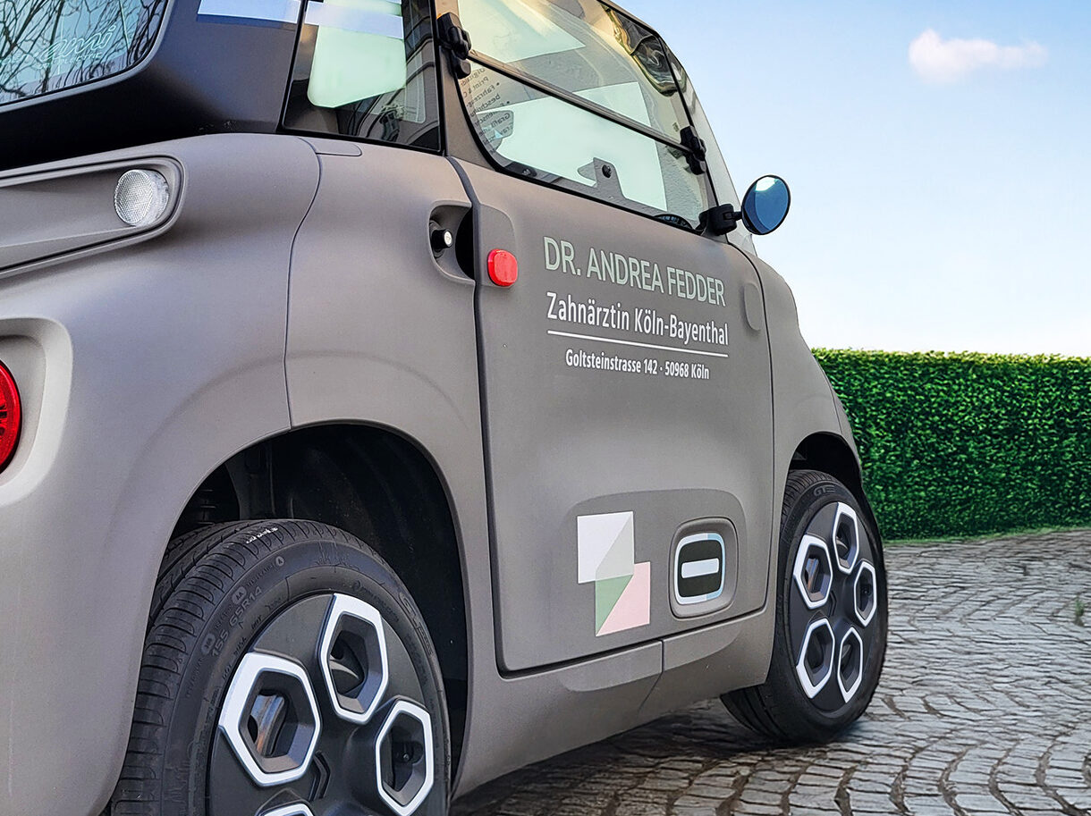 Fahrzeugbeschriftung für Zahnarztpraxis – stilvoller Citroën Ami für Köln von der KBZ Werbetechnik