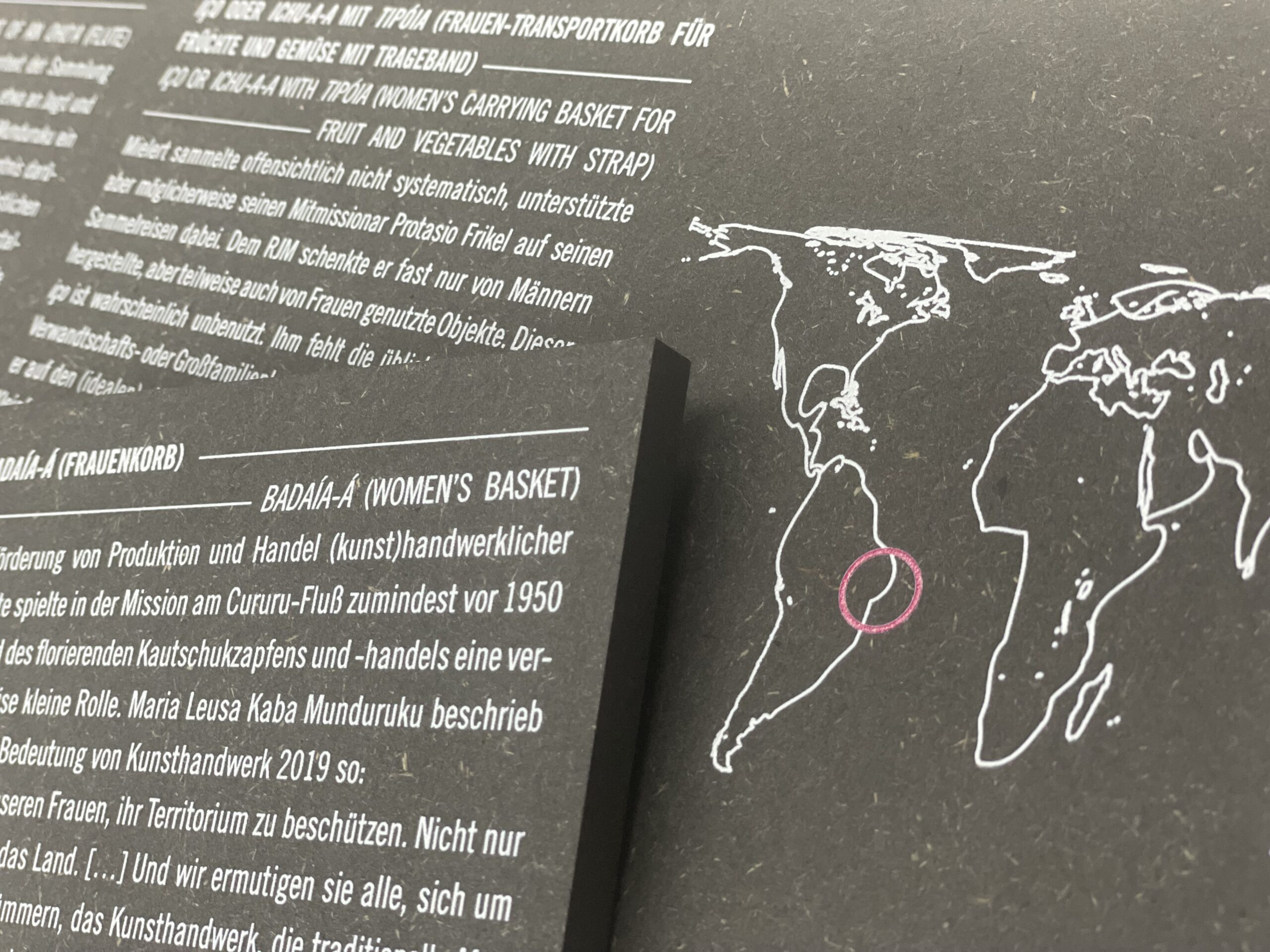 Nachhaltigere Druckpodukte, wie hier im Beispiel des Weiß- und Farbdrucks auf Valchromat, sind erhältlich bei KBZ Werbetechnik in Könl