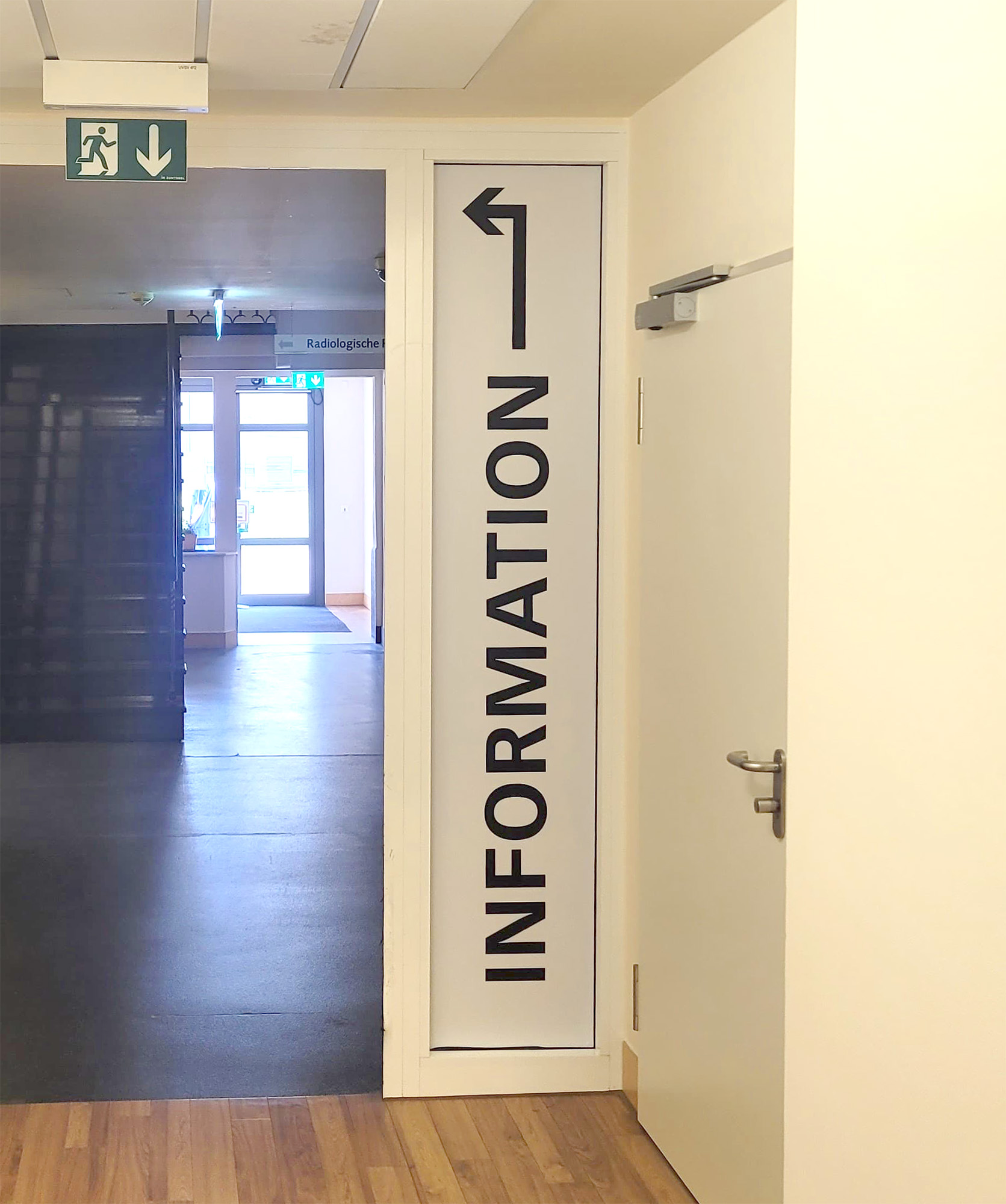 Wegweiser für gute Orientierung im Klinikgebäude, hier im Beispiel der KBZ Werbetechnik in Köln