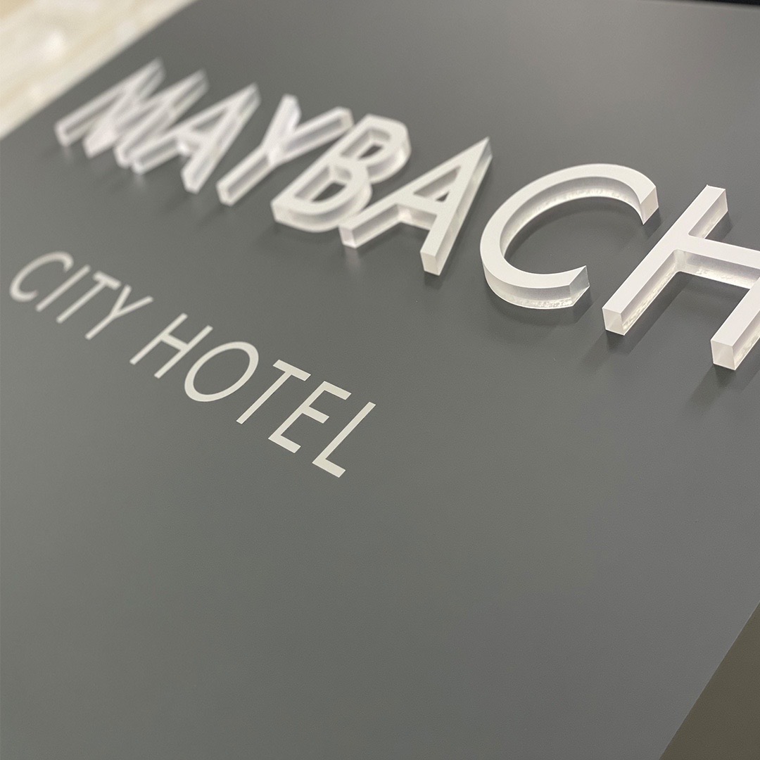 Beispielbild einer Schildproduktion für den Fernsehdreh, hier ein elegantes Hotelschild, gefertigt durch die KBZ Werbetechnik in Köln