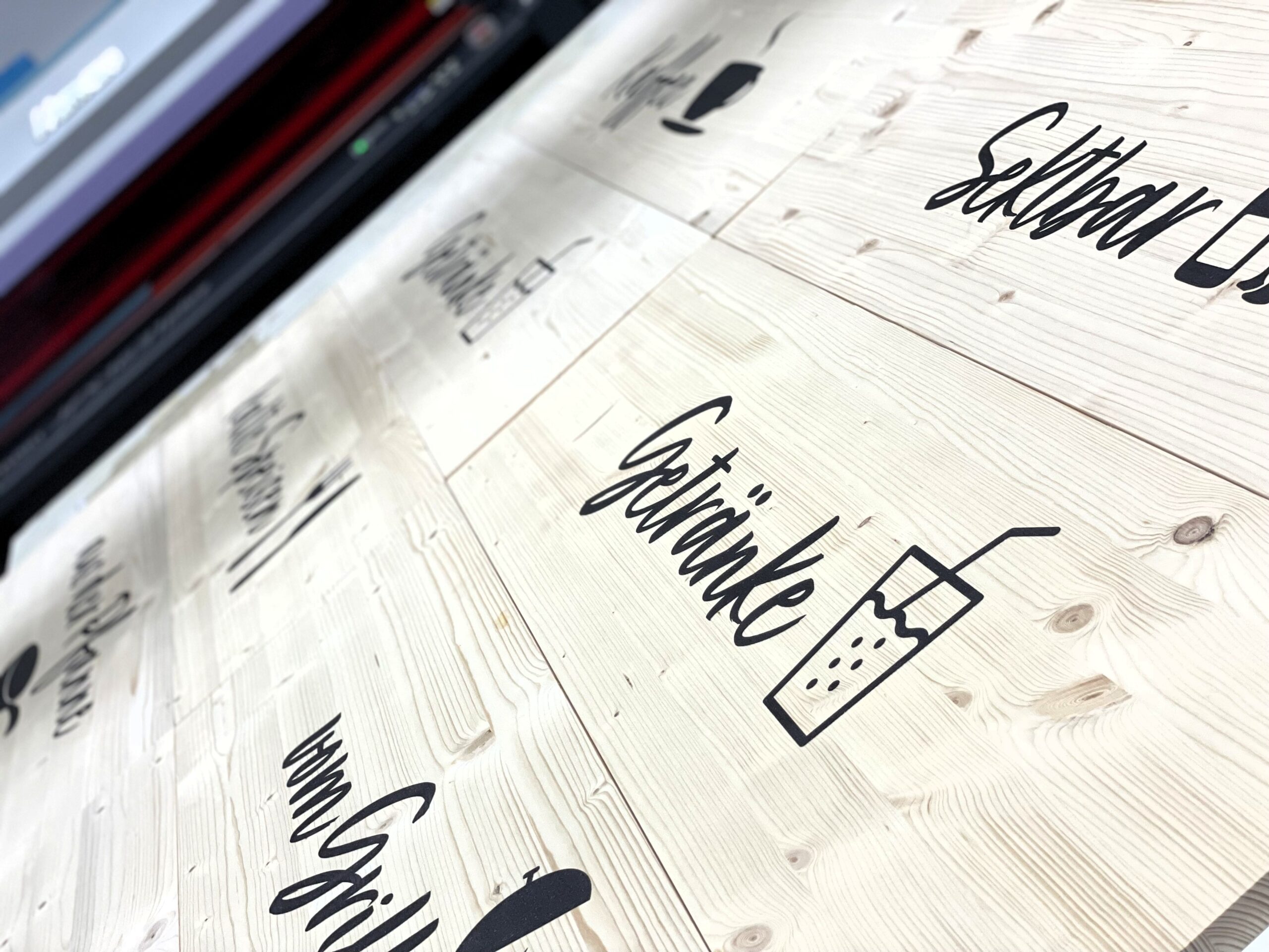 Die Beispielreferenz der KBZ Werbetechnik in Köln zeigt eine nachhaltige Lösung, den Direktdruck auf Holz