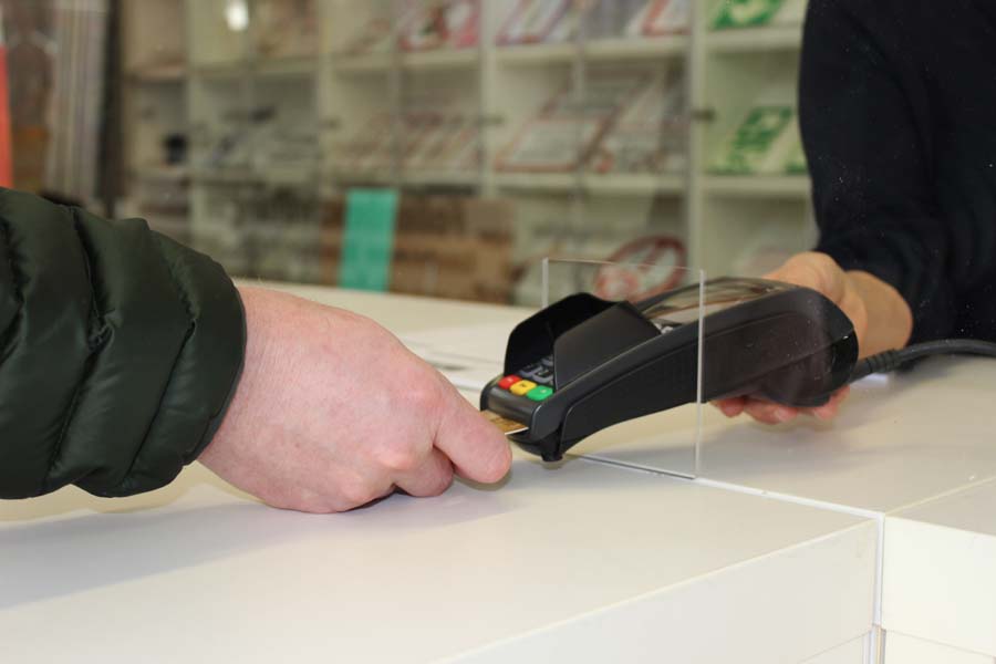 Ihr transparenter Spuckschutz an der Ladentheke: aus Acrylglas oder bruchsicherem PET