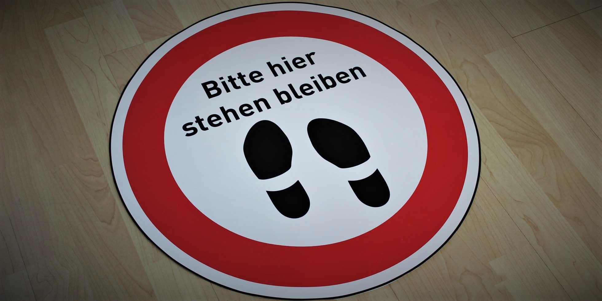 Bodenaufkleber, Schutzscheiben und Hinweisschilder für mehr Abstand als Infektionsschutz Corona Virus