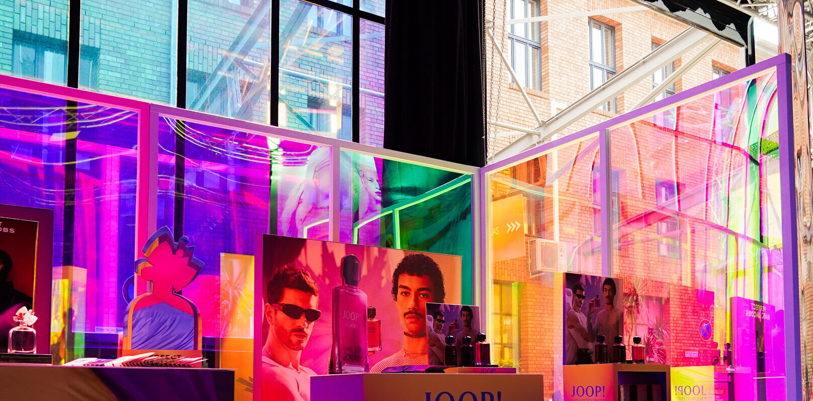 Irisierende Folierung für eindrucksvollen Event – Farbenrausch mit dichroitischem Effekt